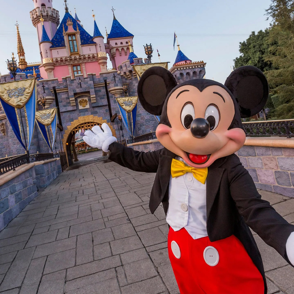 Home > Live the Magic - Curated Disney escapes for families and fans alike > Header > Background (Mobile)